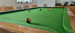 Hidden Gem near the beach with pool table